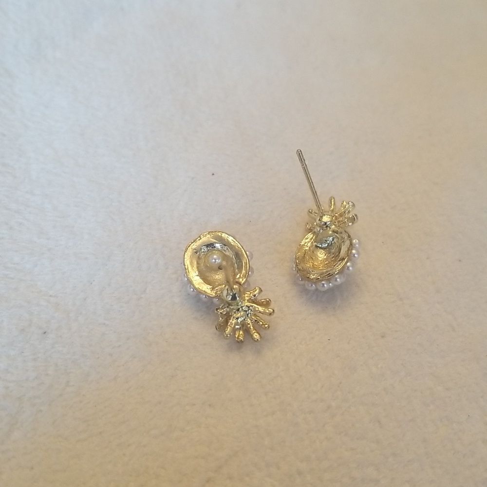 Pineapple pearl 14k gold stud earrings - Picture 5 of 7